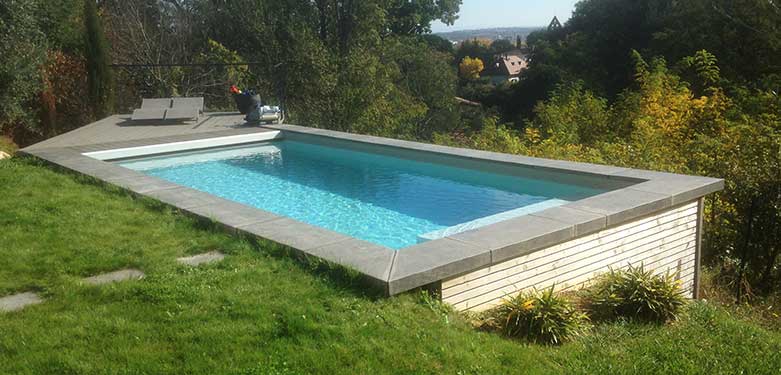 Installation piscine sur terrain en pente