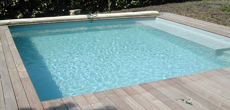 Piscine carrée en bois