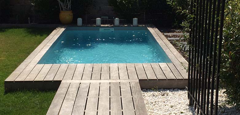 Installez une piscine en bois dans votre jardin