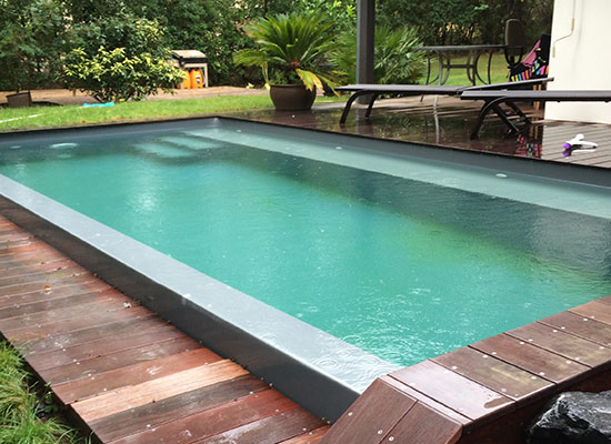 Piscine à débordement sur la longueur