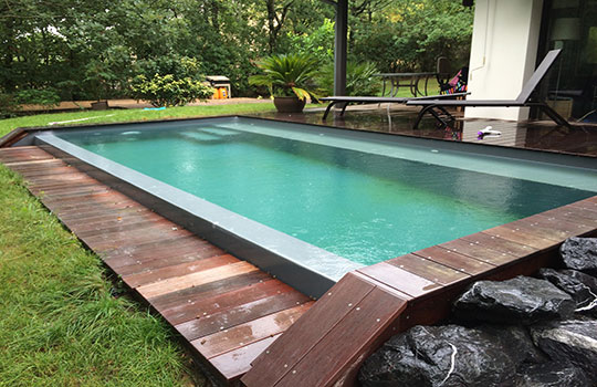Escalier droit sous liber avec banc pour piscine