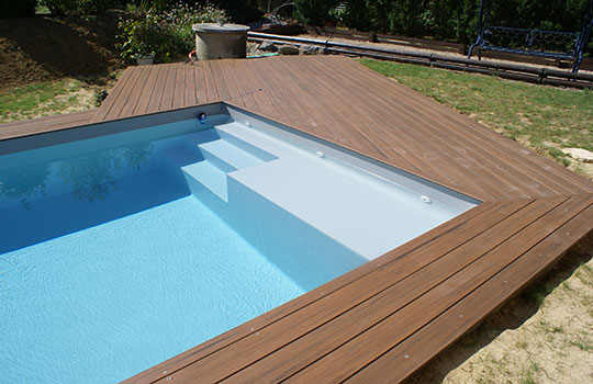 Escalier droit avec plage pour piscine
