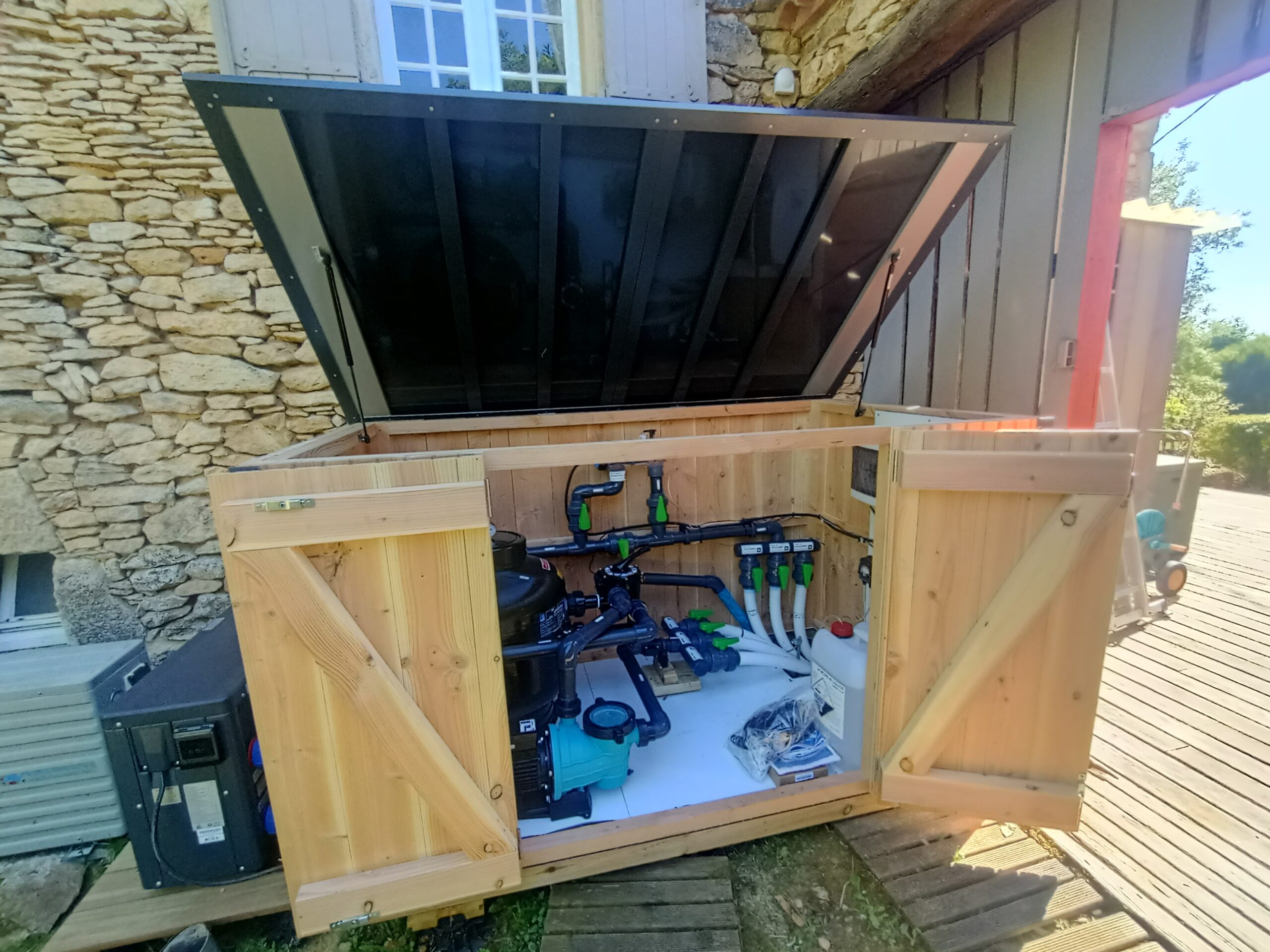 Local technique pour piscine en bois