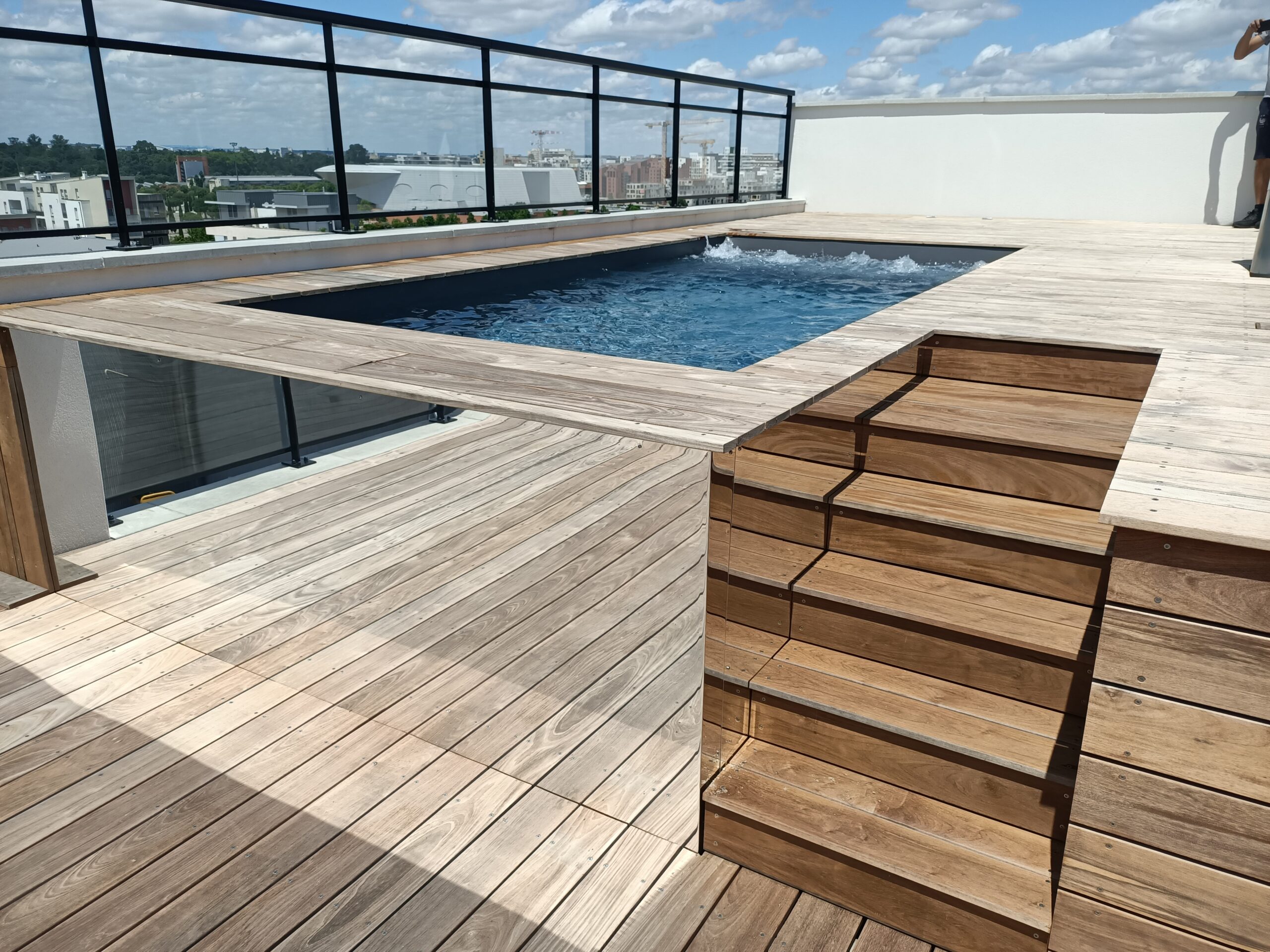 piscine de ville sur toit terrasse miroir