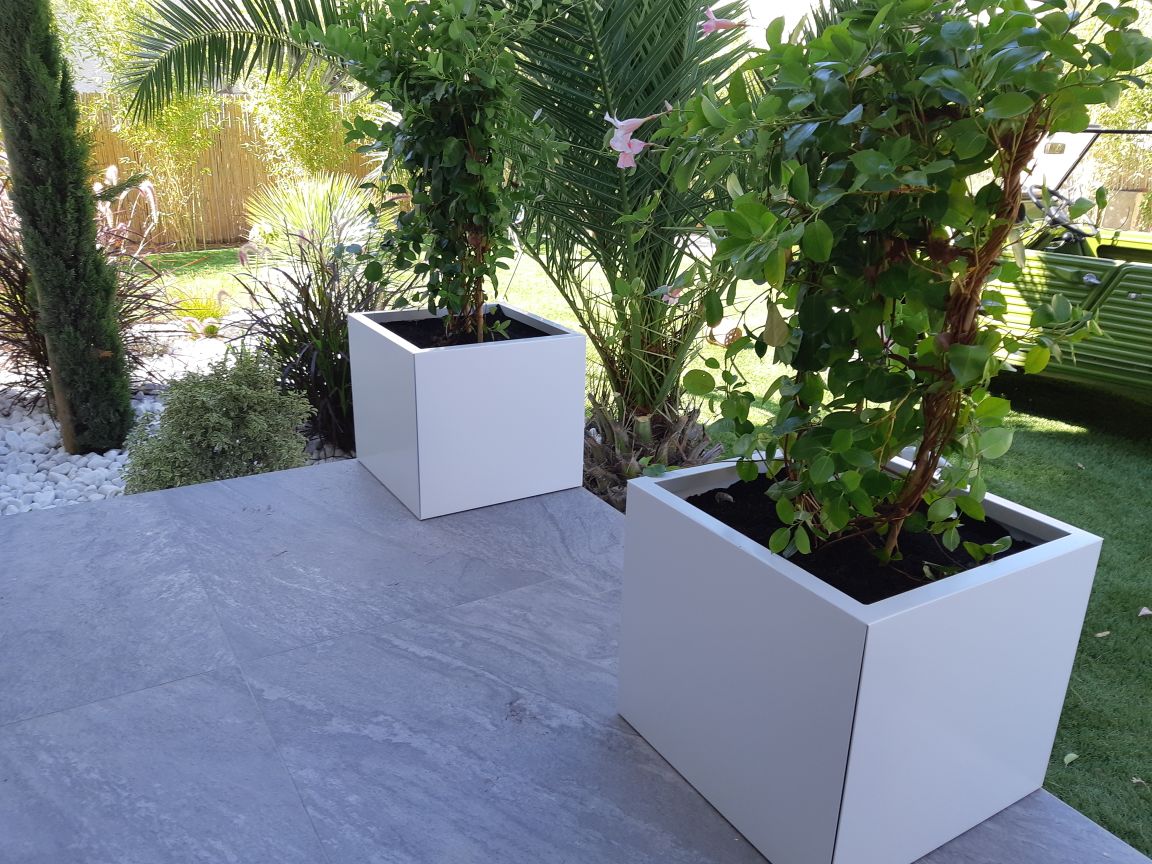 jardinière-balcon-accrochée-rampe-design-moderne-forme-pyramidale