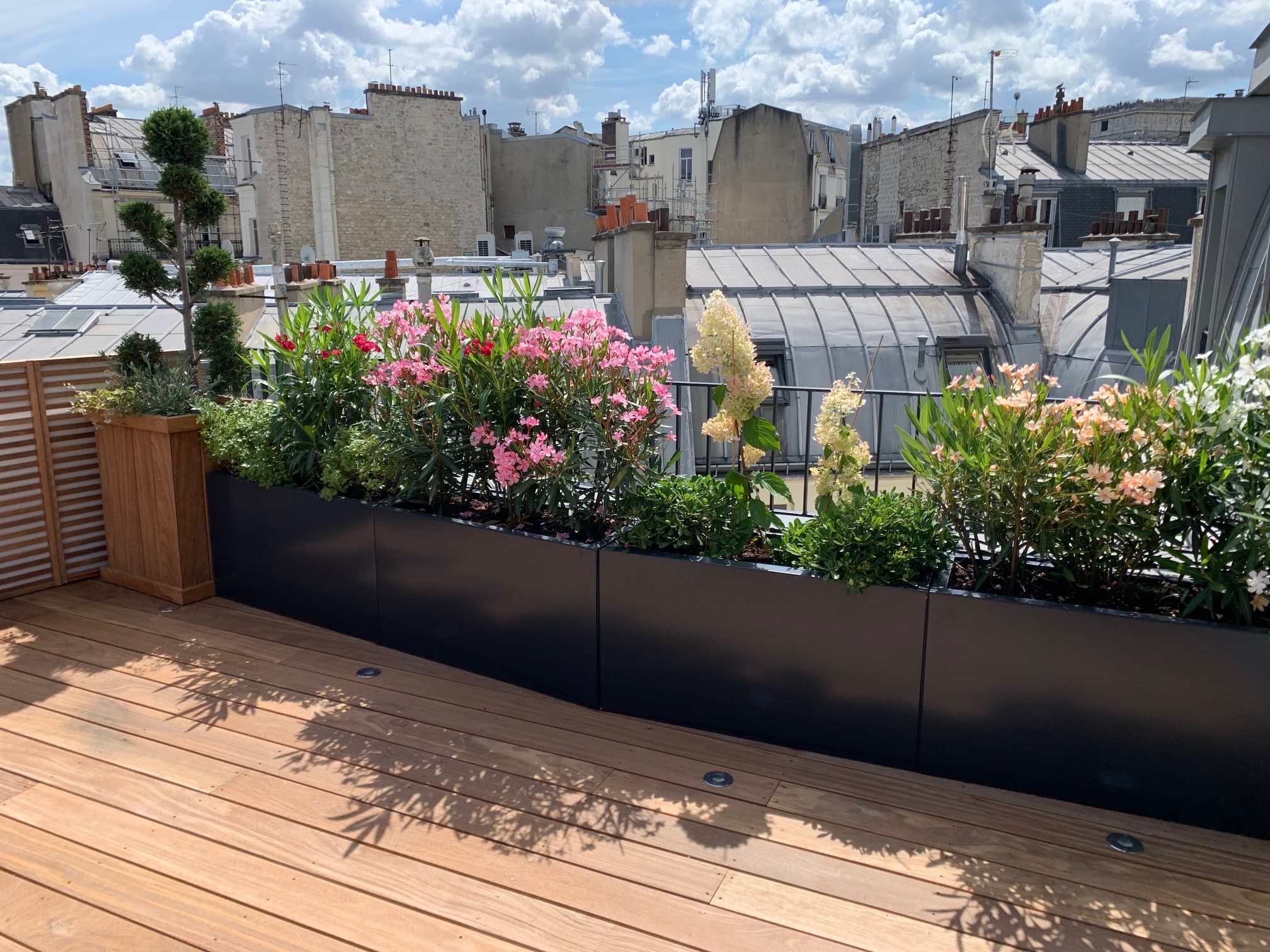 brise-vue terrasse avec bacs à plantes et revêtement de sol en bois